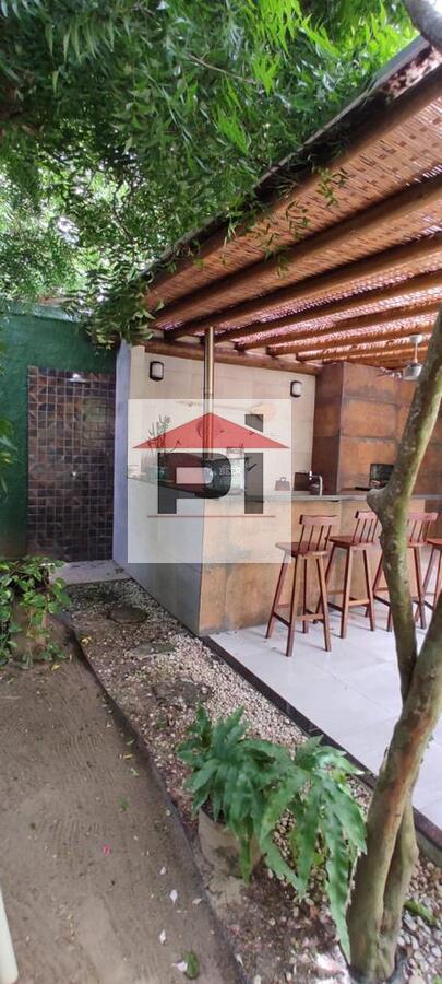 Casa de Condomínio à venda com 4 quartos, 220m² - Foto 2